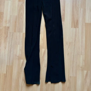 Snygga byxor från Gina Tricot  - Tajta byxor med sömmar och slitz i benslut. 