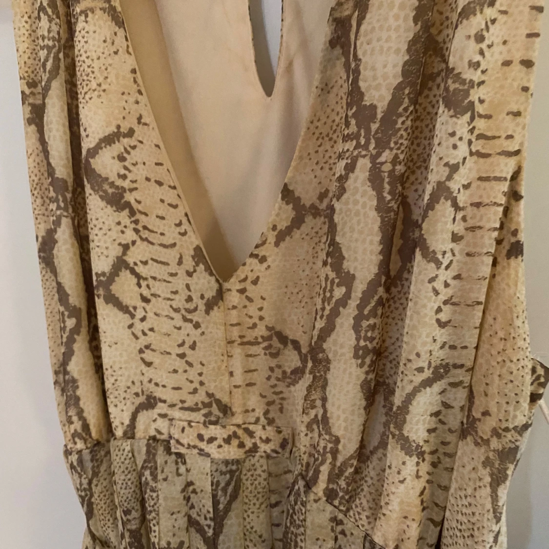 Ormmönstrad klänning från H&M