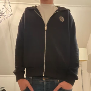 Svart hoodie från Philipp Plein - Säljer en svart Philipp plein hoodie i bra skick. Använder den inte så mycket längre därför säljer jag, jag är 185 och den sitter bra. Givetvis äkta! Priset är ej hugget i sten vid snabb affär!