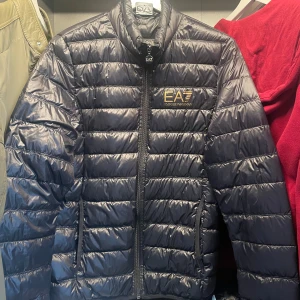 EA7 jacka  - 9/10 skick har använt den bara ett fåtal gånger och är som ny. Storlek Xs men förmodligen S också. Helt äkta såklart och köptes på zalando för ett par års sedan fast aldrig riktigt blivit använd.