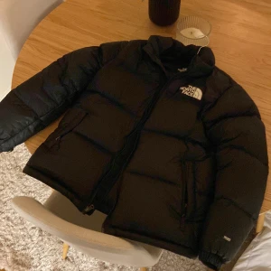 North face jacka - Jätte fin north face jacka, svart i storlek XL från barn avdelningen. Bra skick! 