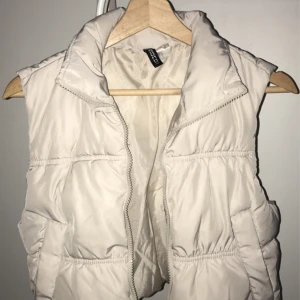 Beige väst  - Beige kort väst från hm 