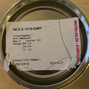 Målarfärg  - Målarfärg för inomhusbruk. Kulörerna står på burken. De är öppnade men har nästintill all färg kvar i burken. Båda är grönaktiga 