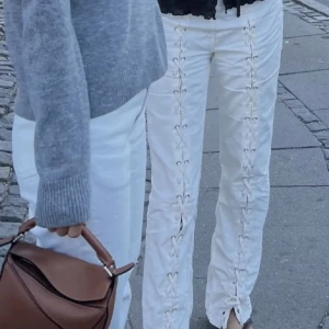 Other Stories byxor - Så coola byxor med snörning längs med benen! Biega / off-white färgade. Typ aldrig använda 