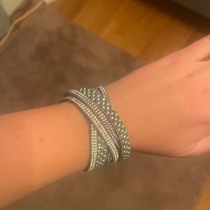 Dubbelt ”strassarmband/nitarmband” - Ett dubbelt strass/nitarmband köpt i Smögen som är väldigt sparsamt använd. Armbandet är justerbart med två spännen för knapparna så passar de flesta🥰