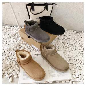 Säljer mysiga UGG boots i svart, grått, beige och brunt. Perfekta för kalla dagar med sitt mjuka foder. De är i mocka och har en klassisk design som passar till allt. Skorna är i nytt skick och redo att hålla dina fötter varma hela vintern!