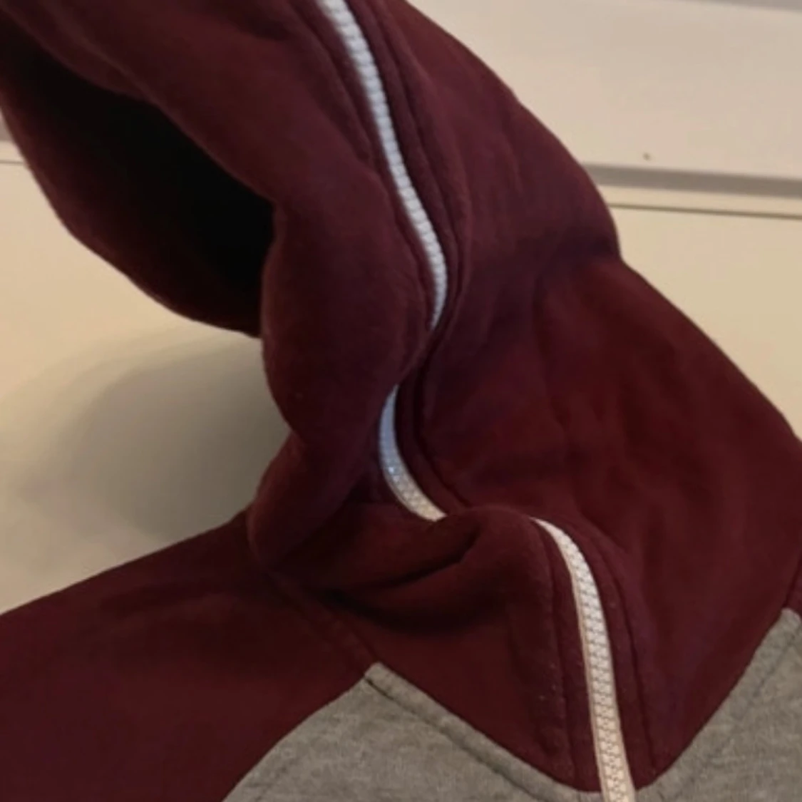 Grå och vinröd onesie med nummer 96 - 91