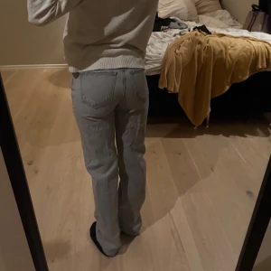 Lågmidjade gråa jeans - Superfina men passar inte mig, använd endast några fåtal gånger!💕🙏🏻 