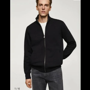 Svart bomberjacka med dragkedja - Säljer en stilren svart bomberjacka i mycket bra skick. Jackan har en dragkedja framtill och är perfekt för både höst och vår. Den är långärmad och passar till de flesta outfits. Perfekt för en casual look eller en utekväll. Storlek M.