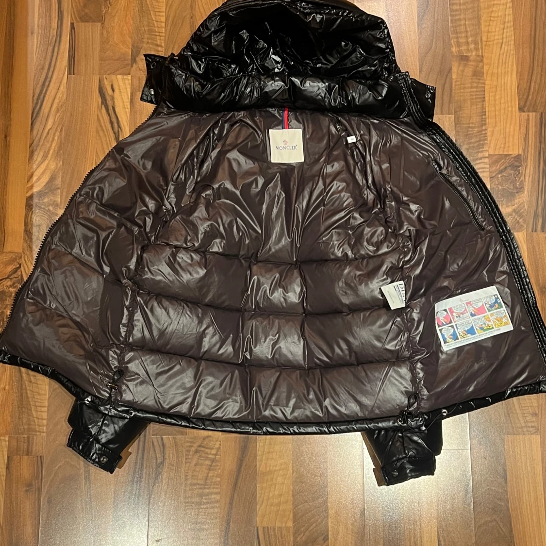 Svart pufferjacka från Moncler. Moncler maya - 90