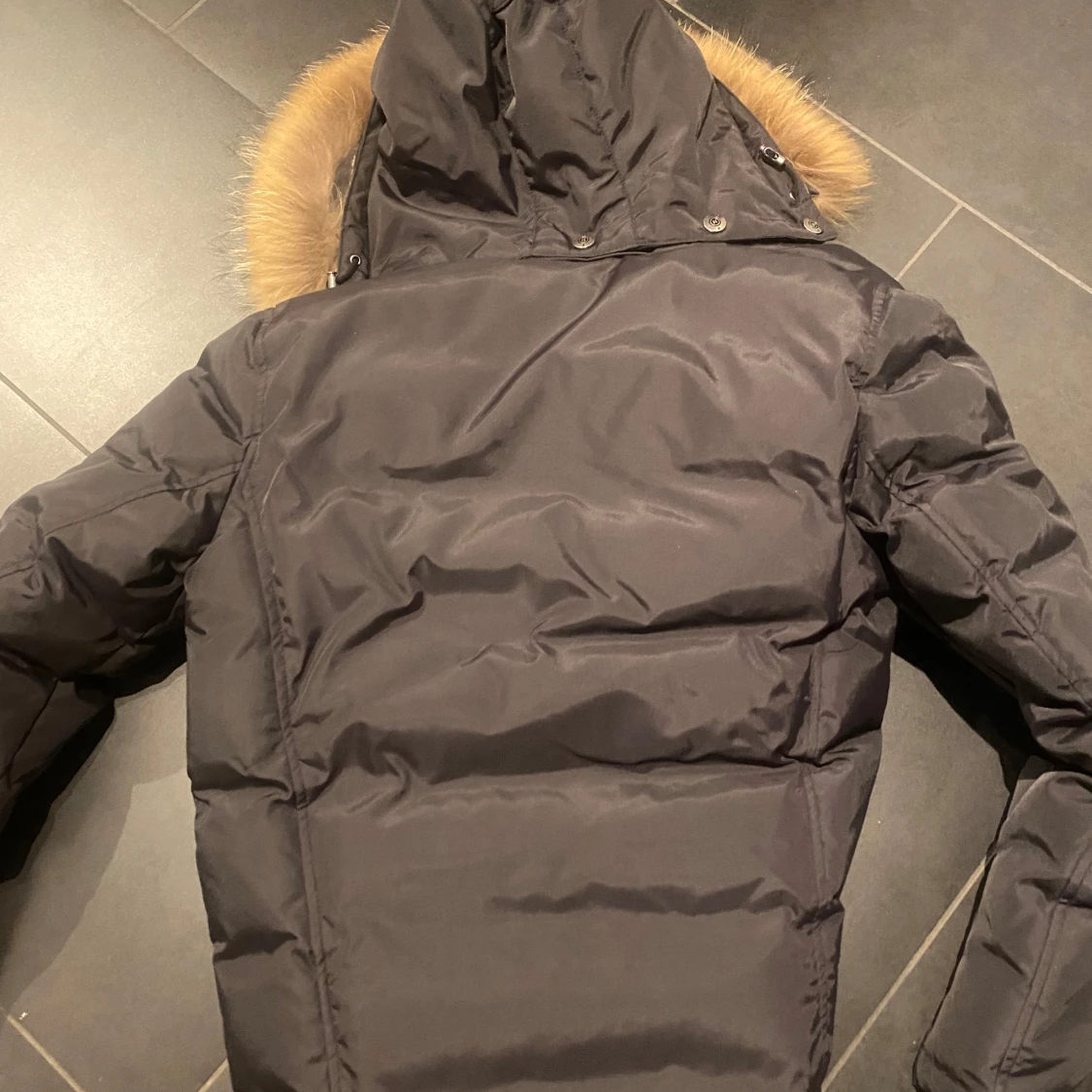 Svart dunjacka med pälsdetalj från Hollies - 93