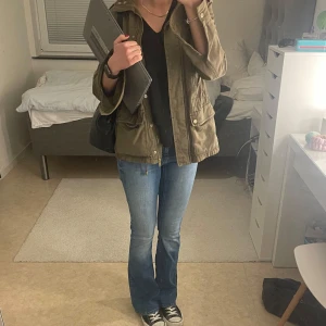 Blå jeans från ONLY - Säljer ett par supersnygga blå lågmidjade jeans från ONLY i storlek S! De är i toppen skick, är lite stechiga och har en bootcut modell. Lite slitage längst ner på benen dock inte som syns eller märks. Min kompis tog bilderna hon är 164 cm. Jeansen är 33 cm rakt över midjan och  innebensmåttet är 76 cm 💖🙏🏼