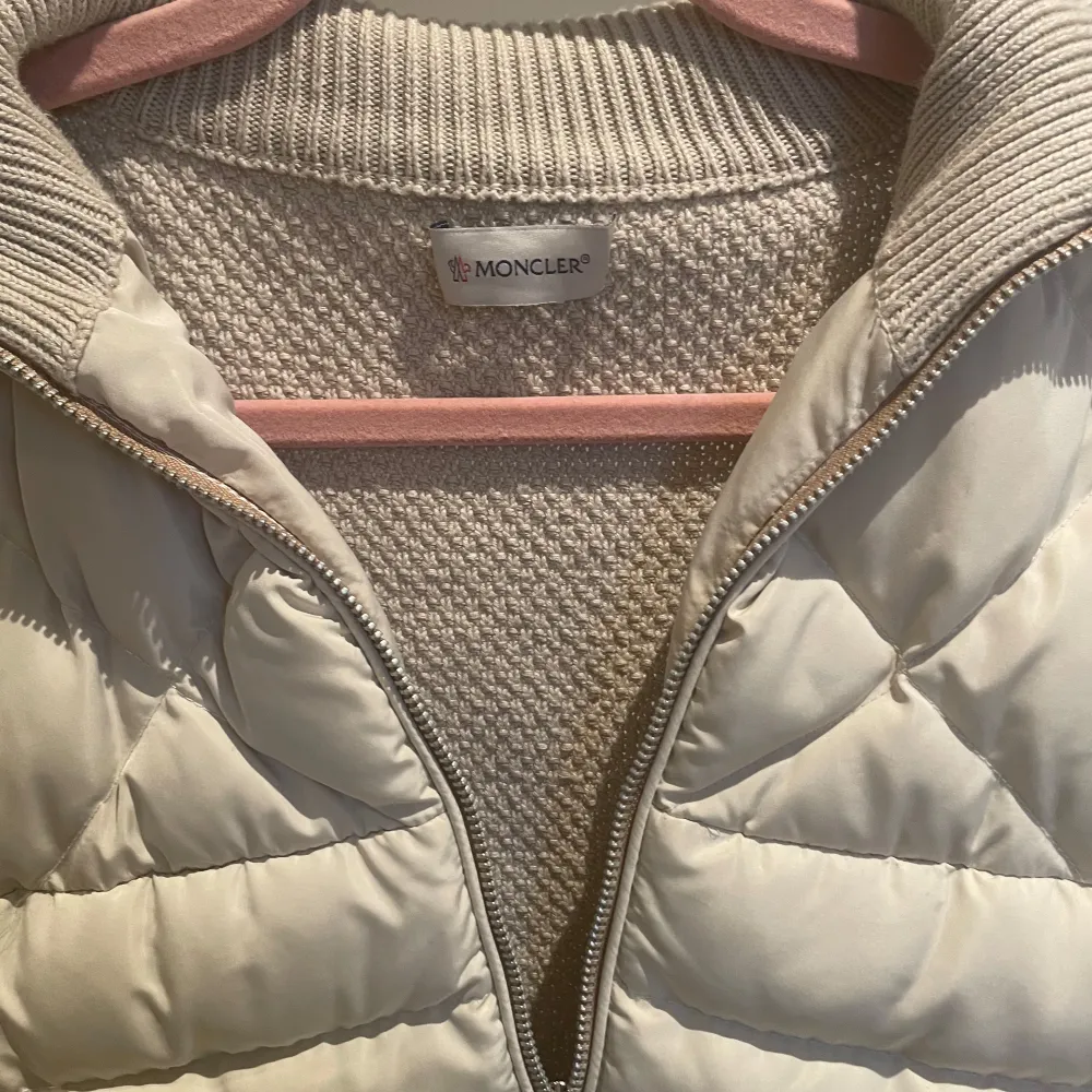 Riktigt snygg beige moncler cardigan Hör av dig för frågor/vid snabb affär kan pris sänkas😁 Kom jätte gärna med bytesförslag😉. Jackor.