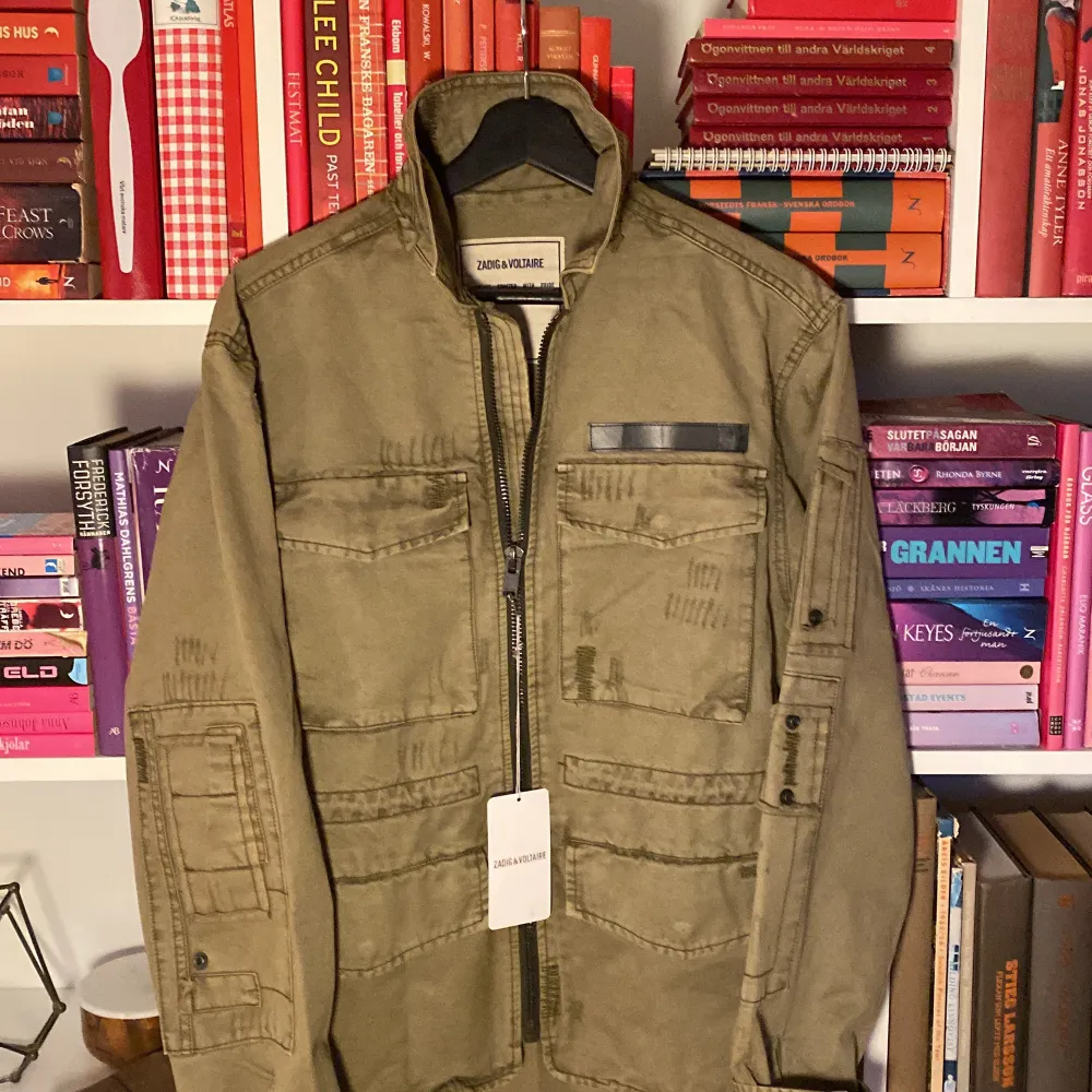 Säljer en snygg olivgrön jacka från Zadig & Voltaire. Orginial pris: 4000kr. Den har flera fickor och dragkedja framtill. Perfekt för höst och vår! Jackan är aldrig använd. Hör gärna av dig vid frågor. Takit.