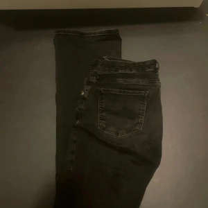 Svarta jeans från Zara - Säljer ett par svarta jeans från Zara i bra skick. De har en klassisk femficksdesign och stängs med dragkedja och knapp. Perfekta för både vardag och fest! 🖤