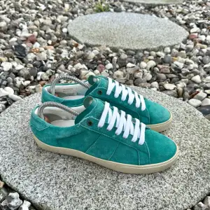 Saint Laurent Paris Sneakers | Väldigt fräscha och unika! | Turkos CW | Grymt bra skick | Allt på bilden ingår | Passar antingen större | INGA BYTEN