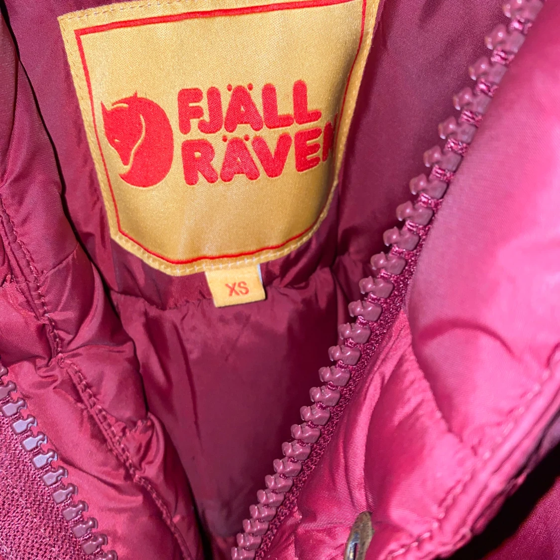 Vinröd dunjacka från Fjällräven - 92