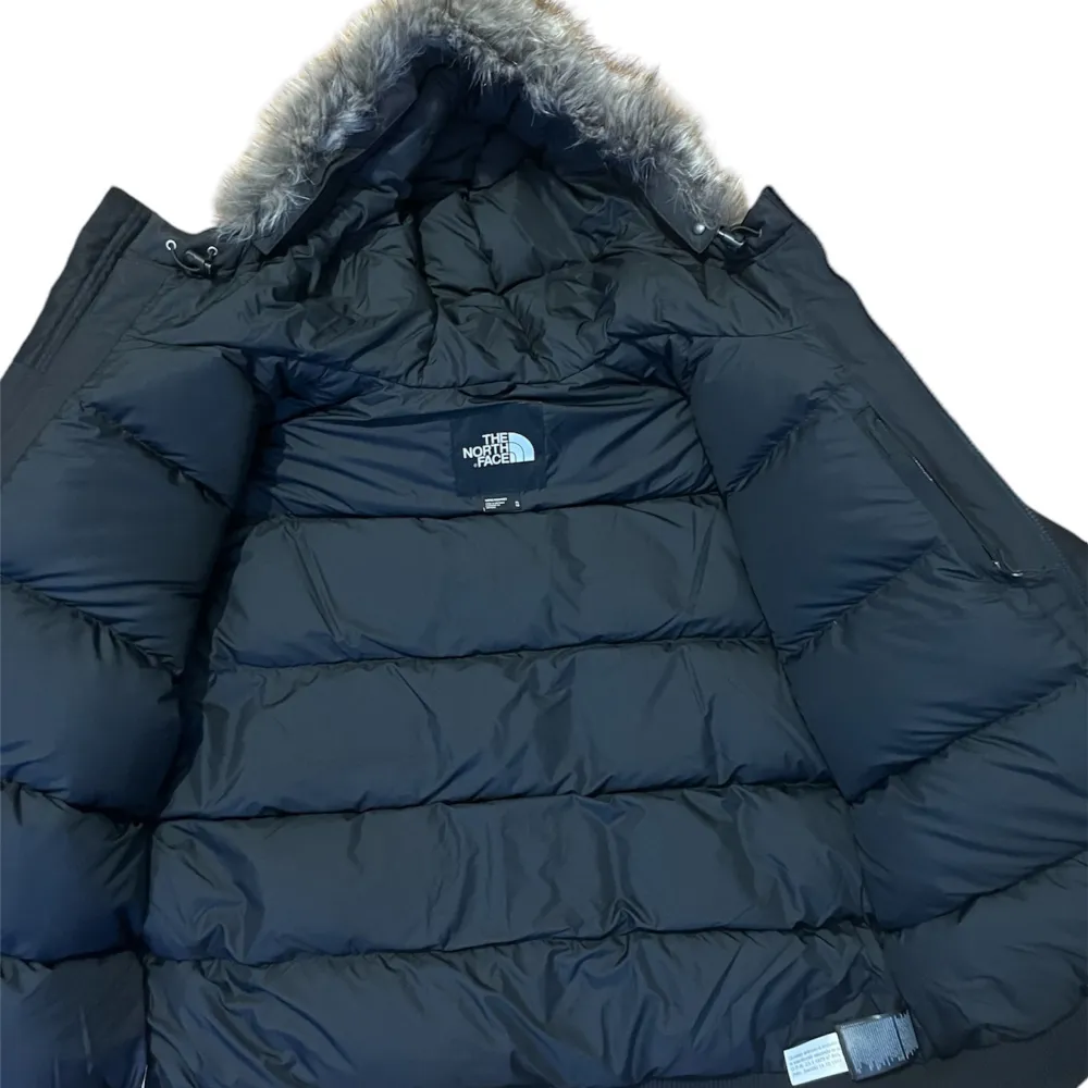 Sjukt varm northface dunjacka/parka. storlek XL men passar även L.  Kostar runt 4500kr ny. 10/10 skick. Har du några funderingar får du gärna höra av dig:) Pris kan diskuteras vid snabb affär. Jackor.