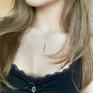 Halsband kedja sterling silver 925 s925  - Är inte säker på att man ska ha den som jag har den på bilden, aldrig använd av mig. Total längd 43,5 cm. Stämplad 💋