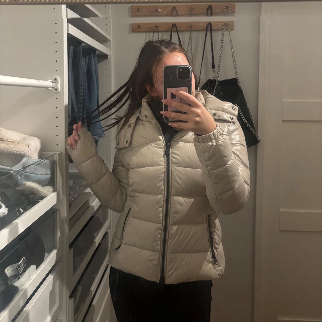 Beige/vit glansig  pufferjacka med huva - 1