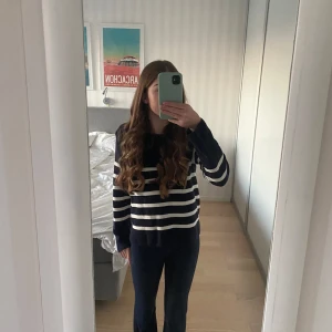 Marinblå randig tröja från Uniqlo - Säljer en ganska tunn marinblå vit randig tröja från Uniqlo i storlek XS💗Tröjan är knappt använd💗