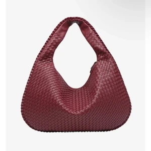 Vinröd axelväska i flätat skinn - Säljer en superfin axelväska från Audum som tyvärr inte kommit till användning. Nypris 613kr💕