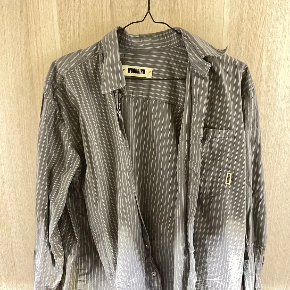Grå randig skjorta från Woodbird