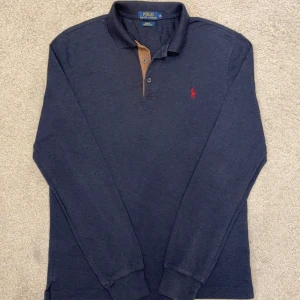 Långärmad Pike från Ralph Lauren - Märke: Ralph Lauren Storlek: M Färg: Mörkblå Skick: Mycket bra skick Passform: Slim fit 