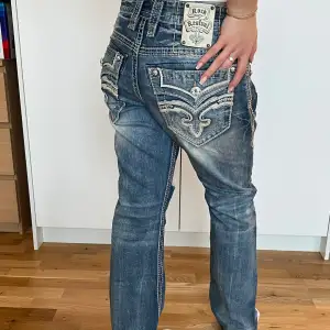 Jättecoola jeans från Rock Revival i bra skick och mjukt material💕 sitter ganska löst på mig som har 25/26 (36) så jag skulle säga dessa är en 30 i jeansstorlek (38), kan skicka mått privat💕