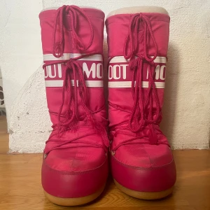 Rosa Moon Boots - Säljer ett par coola rosa Moon Boots i bra skick. Inga slitningar på sulan utöver lite slask fläckar! De är perfekta för vintern med sin varma och bekväma design. Perfekta för att hålla fötterna varma under kalla dagar!