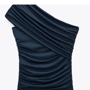 Fest topp från zara  -  Världens finaste fest topp från zara som tyvärr inte kommer till användning längre . Den säljs inte längre på zara så först till kvarn! Toppen har inga defekter alls,  kom privat för egna bilder! 