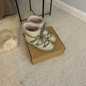 Inuikii - Säljer dessa super fina inuikii skor då jag råkade köpa fel storlek. Köpte de på NK göteborg för 3999. Det är i jättebra skick, jätte varma ich sköna och perfekt nu inför vinter. 