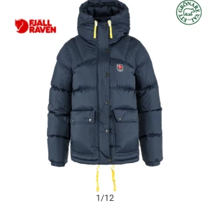 Mörkblå dunjacka från Fjällräven - Funderar nu på att sälja min fjällräven jacka i storlek S. Jackan är använd 1 vinter och har inga defekter. Hade även kunnat tänka mig att byta mot en svart i storlek xs❤️  