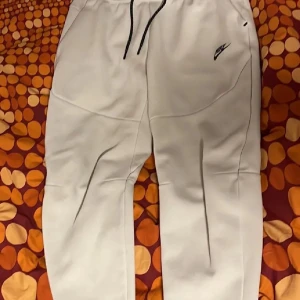 Vita mjukisbyxor från Nike - Säljer nu dessa nike tech byxor eftersom dem inte längre passar och då inte används längre. Dem är i perfekt skick och ändast använda några få gånger.  Pris kan diskuteras vid ett rimligt prisförslag