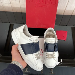 Valentino open - Säljer ett par riktigt feta valentino opens som alldrig kan gå fel! Självklart äkta! Storlek 41 men passar 1-2 storlekar större! Skick 7,5-8/10. Kan gå ner i pris vid snabb affär. Hör av dig vid minsta fundering!🤩