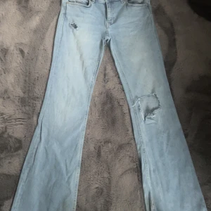 Jeans - Hålen har jag klippt själv så de kanske inte är perfekta, de e lite slitna nere vid hälen. De passar inte på mig så kan inte skicka bilder på tyvärr💗