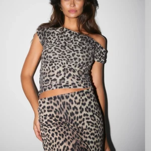 Leopard topp - Säljer denna från ginatricot i XS. Inte min stil därav säljer jag. Endast testad🤎