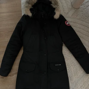 Trillium Parka från Canada Goose - Säljer min Canada Goose som är köpt på NK. Denna har utgått ur sortimentet vilket gör den unik. Kan spännas åt/löst vid midjan samt luvan.   Nypris säljs omkring 20.000 beroende på modell.   XXS men passar även de som bär XS om man vill att den ska sitta lite tajtare. ❄️