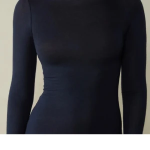 Topp Intimissimi  - Säljer en jätte fin mörkblå tröja från intimissimi. ( obs den har ett pyttelitet hål vid axeln som knappt syns!! Utöver det  är den i bra skick!) 