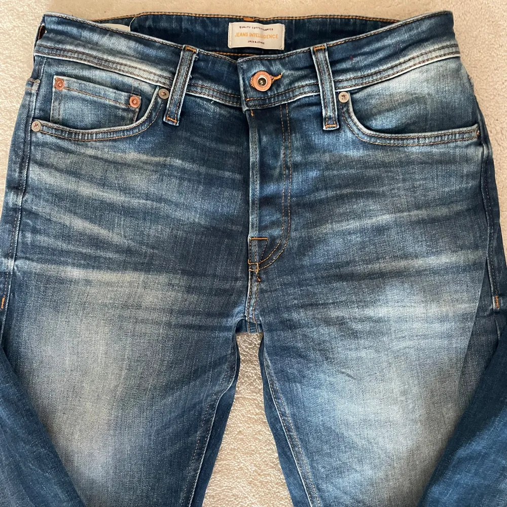 Blå jeans från Jack & Jones. Modell Tapered Mike. Storlek W28 L32. Knappgylf och är i en normal passform. Mycket fint skick.. Jeans & Byxor.