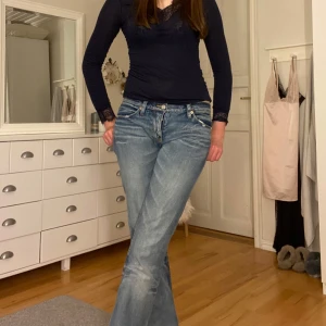  Ralph Lauren jeans - Lågmidjade raka jeans från Ralph lauren😍 Sitter tight över låren men är lösa från knäna och med,de är inte skinny. De är en aning korta på mig som är 174, passar säkert helt perfekt på någon som är runt 170❤️ skriv vid eventuella frågor, pris kan alltod diskuteras 
