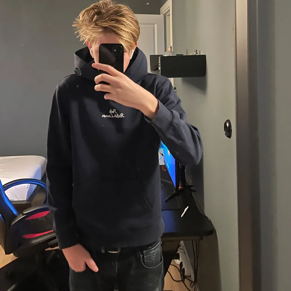 Säljer en snygg mörkblå hoodie från Polo Ralph Lauren i storlek XL (barn storlek sitter som S). Den är i bra skick och perfekt för både höst och vinter. Hoodien har en klassisk design med broderad logga på bröstet. Superbekväm och stilren, passar till alla tillfällen! 💙 skriv vid frågor! Nypris 1500 knappt använd.. Tröjor & Koftor.