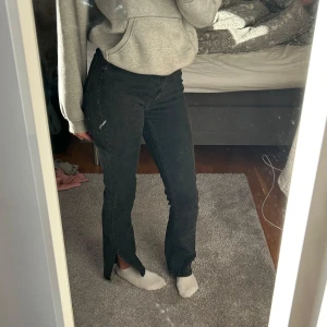 Svarta Jeans - Svarta jeans från H&M i storlek 34. Köpta för 300 kr💕
