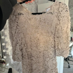 Beige blus - Intressekoll på min beiga blus från Holly & Whyte, lindex. 