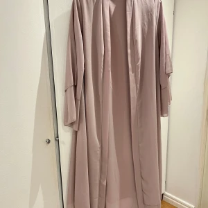Kimono abaya - Säljer min helt nya kimono abaya, endast testad. Köpt på abayadubai🤍