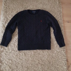 ralph lauren tröja - Ralph Lauren tröja i storleken 14-16 år. tröjan är i nyskick. Färgen är mörkblå. Och hör av dig vid frågor🙌