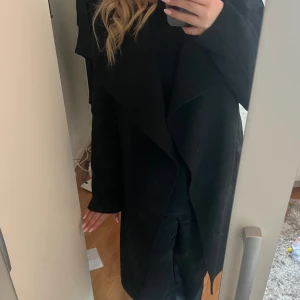 Wera lång kappa  - Jättefin Wera kappa i svart storlek 36! Jättefint skick och perfekt för höst och vår  +frakt
