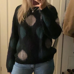 & Other Stories tröja  - Säljer en mysig stickad tröja med stora prickar i olika färger från other stories❤️ bra skick och mohair stickad!