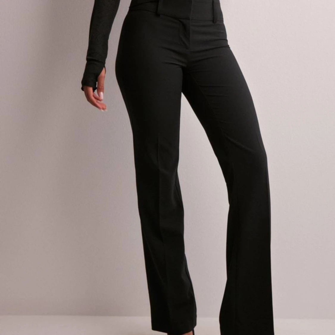 Svarta lågmidjade kostymbyxor från Nelly