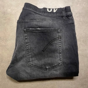 Dondup jeans  - Tja säljer nu dessa sjukt snygga dondup jeansen i grymt skick. Storlek är 40 IT sitter som 34/34 ungefär bra längd är ca 190 modellen är ritchie. Slimfit. Vid frågor är de ba höra av sig